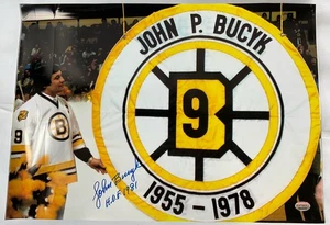 Boston Bruins HOF John Bucyk handsigniertes Banner Heben Foto 16 x 12 - Bild 1 von 4