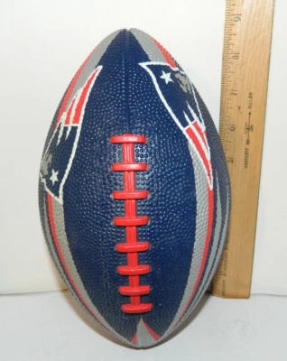 Último NUEVOS PATRIOTAS DE INGLATERRA Fútbol NFL Juvenil Talla Niños Fútbol Pelota de Goma Foto 1 de 4