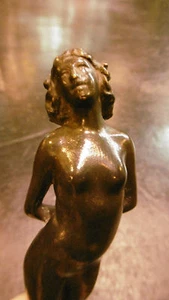 Antike Bronzefigur einer nackten Frau mit Marmorsockel. - Bild 1 von 12