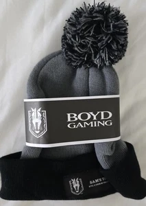 Unisex NEU Boyd Gaming Sam's Town Las Vegas Beanie Mütze mit Bommel grau schwarz - Bild 1 von 4