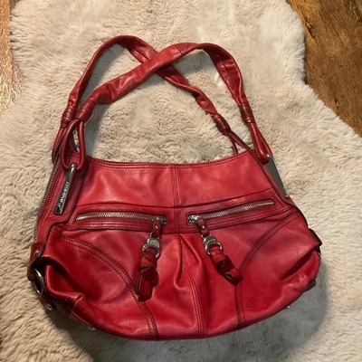 Bolso Cartera de Hombro B. Makowsky Cuero Rojo Detalles con Cremallera Cierre Magnético Mujeres Foto 1 de 4