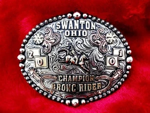 ROUGHSTOCK Fibbia Trofeo Rodeo☆CHAMPION Bronc Riding☆Swanton Ohio☆2001☆881 - Foto 1 di 14
