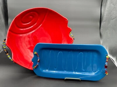 Bandeja para servir Bella Casa by Ganz roja y bandeja azul con asas de cuentas Foto 1 de 4