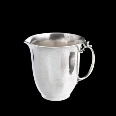 Georg Jensen. Crema/jarra martillada de plata de ley #456A - ovalada punteada. Foto 1 de 4