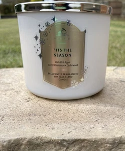 Bath & Body Works 'Tis The Season Candle 3 mechas perfumadas 14,5 oz NUEVO - Imagen 1 de 4