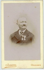 CDV PHOTO photographie 1890 Joseph à Orléans, un homme pose avec des médailles - Picture 1 of 2