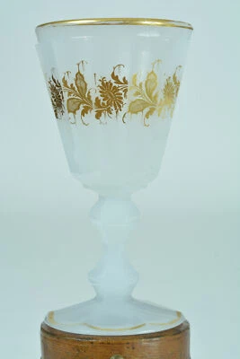 Ancien verre à pied 19ème verre Opaline facettée décor peint or feuillages - Photo 1/4