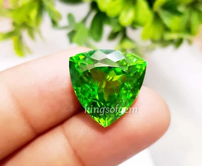 32.40 Ct Beautiful Green Peridot Trillion Top Quality Green Color Loose Gemstone - Image 1 of 4