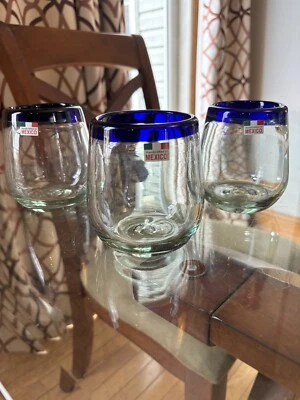 Juego de 3 copas de vino sopladas a mano y hechas a mano en México sin tallo borde azul Foto 1 de 4