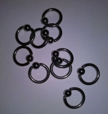 Paquete de 10 piercing corporal quirúrgico de acero inoxidable con anillo de cuentas cautivo CBR de 12 g Foto 1 de 4