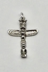 Vintage Sterlingsilber v. Chr. Einheimischer Totempfahl Tiermotiv Charm Anhänger - 1,8 g - Bild 1 von 3