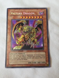 YUGIOH Holo Victory Dragon Retro Pack 2 carte perfette - Foto 1 di 2
