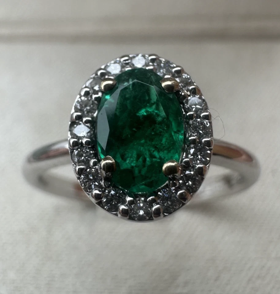 Anillo De Oro Blanco 18kt. Con Diamantes Naturales Y Esmeralda Natural Colombia - Imagen 1 de 3