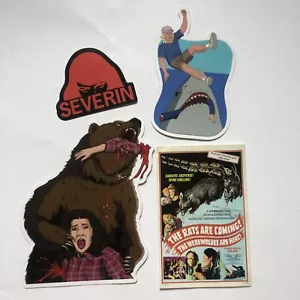 Severin Confezione 4 Adesivi-Cruel Jaws 5-Severin-Grizzley-Ratti stanno arrivando-NUOVI mai usati - Foto 1 di 6