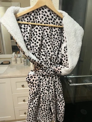 Hurley Size Small Girls Robe Pink Black And White Cheetah Print Hurley Bath Robe - Image 1 of 3