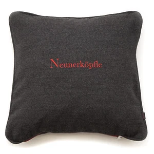 Kissen Bezug Dekokissen grau 40 x 40 Loden mit Stick in rot " NEUNERKÖPFLE - Bild 1 von 3