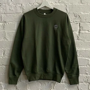 Hecho Real MF Doom Mask Bordada Cuello Redondo Sudadera En Verde - Imagen 1 de 4