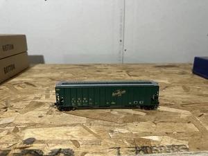 HO Scale CNW Chicago Northwestern 3-Bay Covered Hopper - Picture 1 of 3