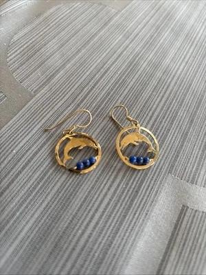 Pendientes colgantes de lapus lázuli recortados redondos Wild Bryde tono dorado Foto 1 de 3