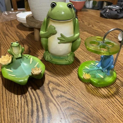 Vintage Frog 3 Piece Bathroom Set Resin Toilet Brush Holder,toothbrush,Soap Dish - Image 1 of 4