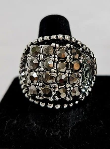 Silver Tone Cocktail Ring With Gray Stones Size 9 J2-1472 - Picture 1 of 4