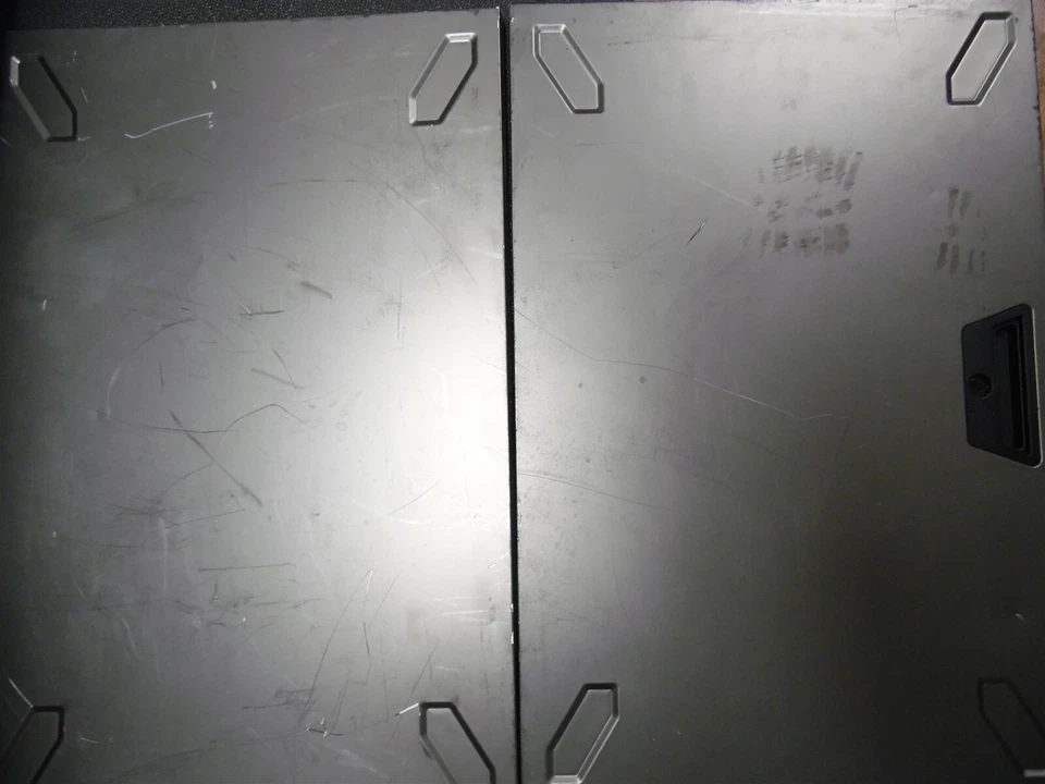 DELL POWEREDGE T640 SERVER CHASSIS SIDE LEFT AND RIGTH COVERS HEAVY SCRATCHES - Image 1 of 1