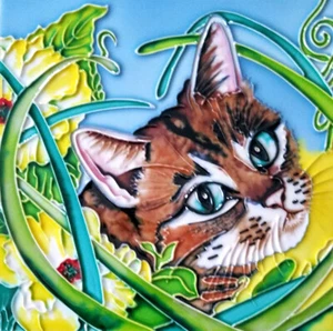 Verzauberte braun/weiße Katze mit Blumen Deko Keramik Kunst Fliesen Handarbeit. - Bild 1 von 3