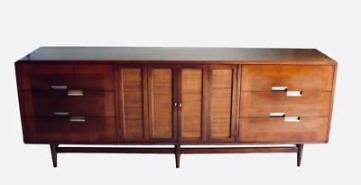 Aparador Mid-Century Moderno American of Martinsville Accord Nogal Foto 1 de 4