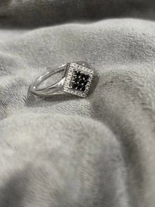 10k White Gold White And Black Diamond cluster Cocktail Ring Size 7 - Picture 1 of 9