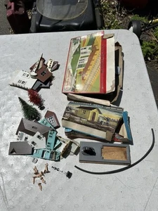 Vintage Plasticville Watchman Shanty 1407-79  Suburban Station 1616-100 & Extras - Picture 1 of 8
