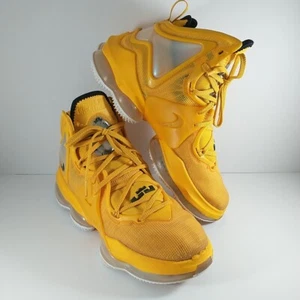 CAPPELLO RIGIDO NIKE LEBRON 19 XIX SCARPE DA BASKET UNIVERSITY ORO CZ0203-700 taglia 8,5 - Foto 1 di 12