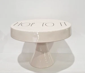 Rae Dunn 9.5" Blanco HOP TO IT Pedestal Soporte para Pasteles Colección Artesanal por Magenta - Imagen 1 de 10