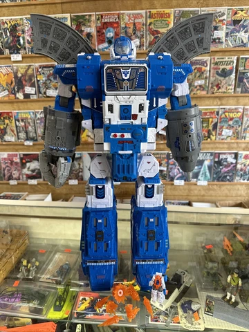 Guardian Robot and Lunar-Tread Legacy Titan Class Transformers Generations 🐶 Cover