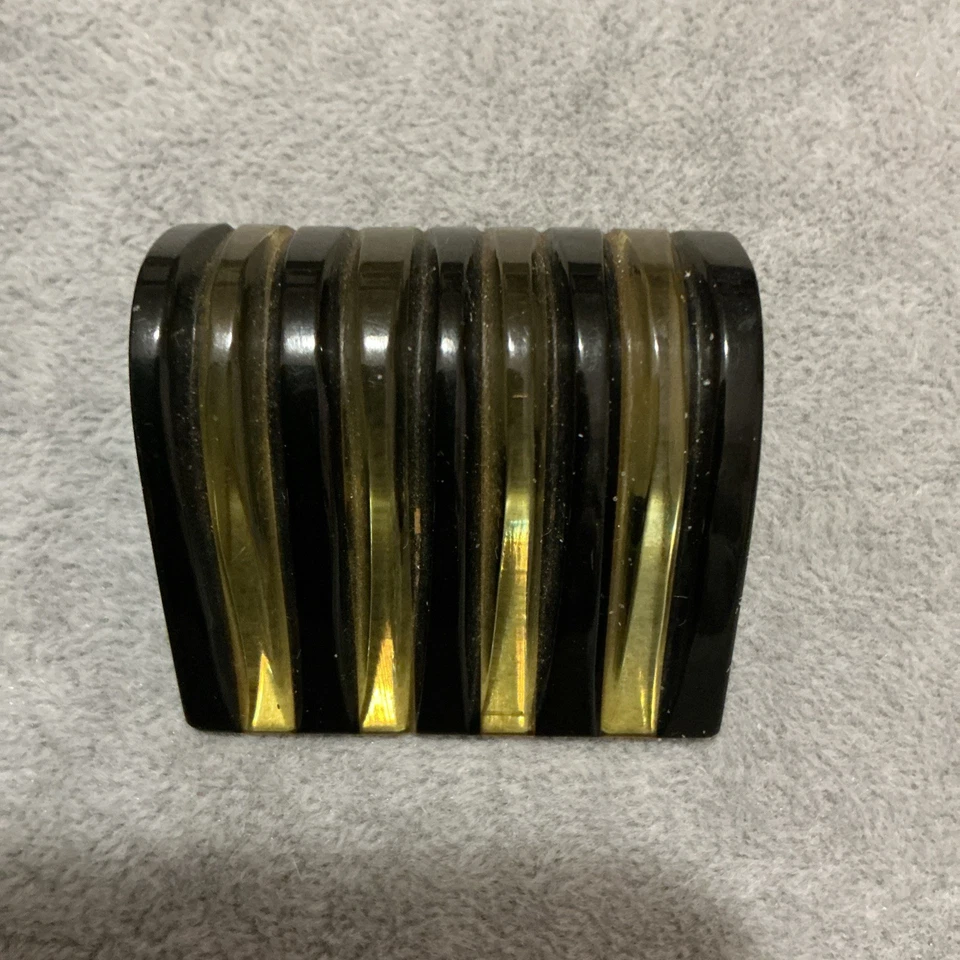 Botón de baquelita Art Deco vintage, triángulo acanalado a rayas de jugo negro y manzana Foto 1 de 4