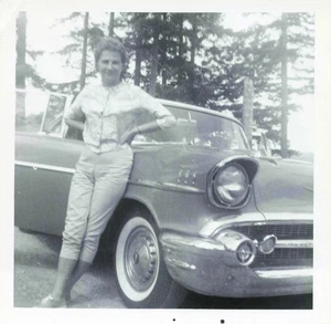 Vintage Foto schöne Frau antik Cheverolet Auto Woods - Bild 1 von 1