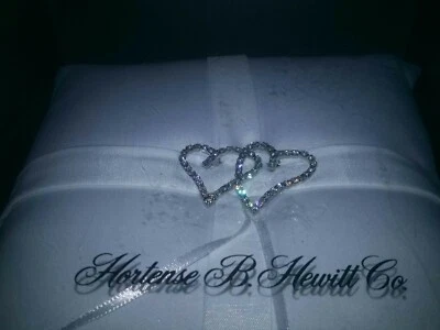 Hortense B. Hewitt Co. Almofada de anel de casamento -Travesseiro de cetim branco -Corações ligados - Imagem 1 de 4