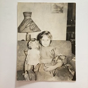 Vintage Foto von Mädchen und Puppe (VP088) - Bild 1 von 6