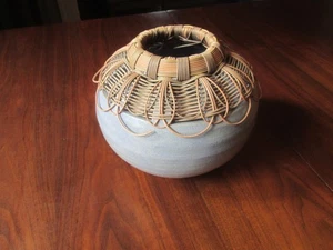 1993 Hilda Kidd Wiegenmeyer Kunstkeramik mit Weidendeckel 7,5" x 7,5" - Bild 1 von 11