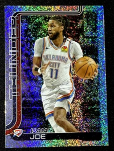 2025 Topps Basketball Isaiah Joe Glitter Insert OKC Thunder, #121 - Bild 1 von 2