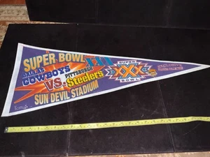 SUPER BOWL XXX 28 GENNAIO 1996 GAGLIARDETTO IN FELTRO 30" X 12" STEELERS VS COWBOYS e spilla - Foto 1 di 2