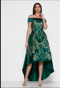 Abito Chi Chi verde smeraldo spalle scoperte alto-basso con ricamo oro donna si - Foto 1 di 9