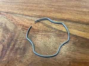 Ford 1.6 2.0 OHC Pinto 70-94 NEW GENUINE thermostat retaining clip 0242120 7B10 - Picture 1 of 2