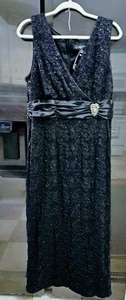 NEU! R & M Richards Pailletten Glitzer langes schwarzes Kleid mit Brosche plus 14W Urlaub - Bild 1 von 15