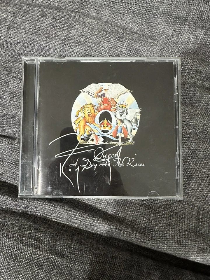 Подписанный Роджером Тейлором альбом Queen A Day At the Races CD - Изображение 1 из 3