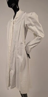 ABRIGO PLUMERO EDUARDIANO BLANCO SARGA ALGODÓN MANGA ABULLONADA CON CINTURÓN TRASERO Foto 1 de 4