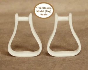 HORSING AROUND Classic 1:12 Spielzeug Modell Pferd Maßstab Western Steigbügel - weiß Resin - Bild 1 von 3