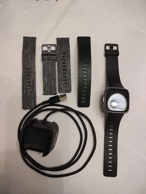 Fitbit Versa Spezial Edition Fitbit versa Sport Tracker Sportuhr Uhr  Fitness  - Bild 1 von 4