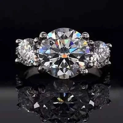 Обручальное кольцо с тремя камнями муассанит круглой огранки 3,56 TCW с покрытием из белого золота 14 карат - Изображение 1 из 4