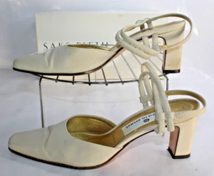 Tacones de salón Saks Fifth Avenue vintage para mujer 7,5 AA estrechos de tela beige con tira trasera - Imagen 1 de 14