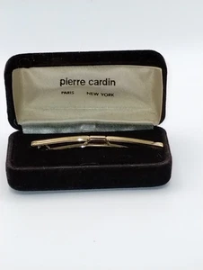 PIERRE CARDIN GOLD TONE COLLAR BAR TIE CLIP WITH PIERRE CARDIN BOX - Picture 1 of 8